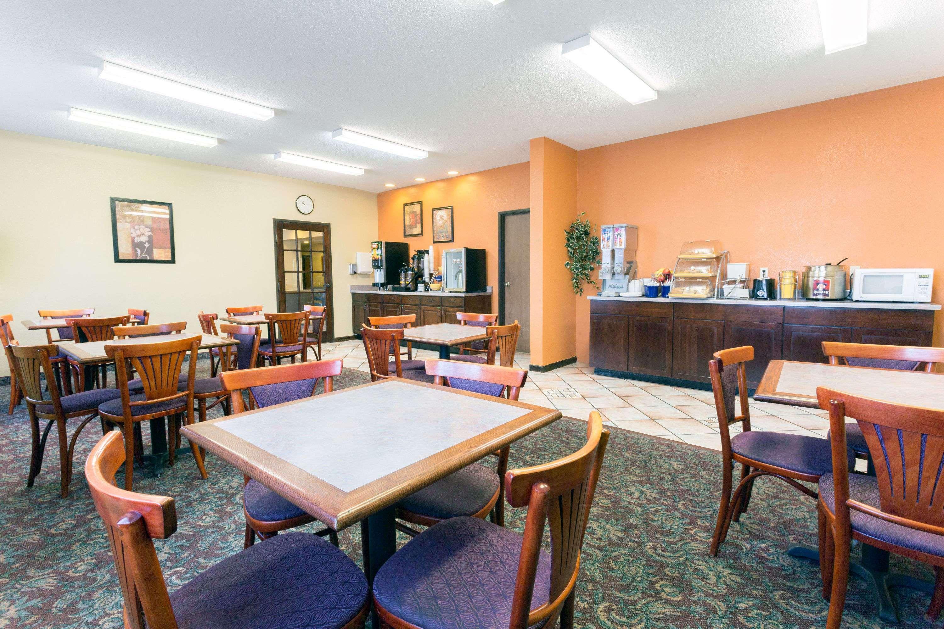 Days Inn By Wyndham Colorado Springs Airport Dış mekan fotoğraf
